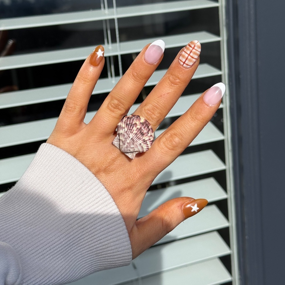 Billabong Seashell Ring in Purple and White